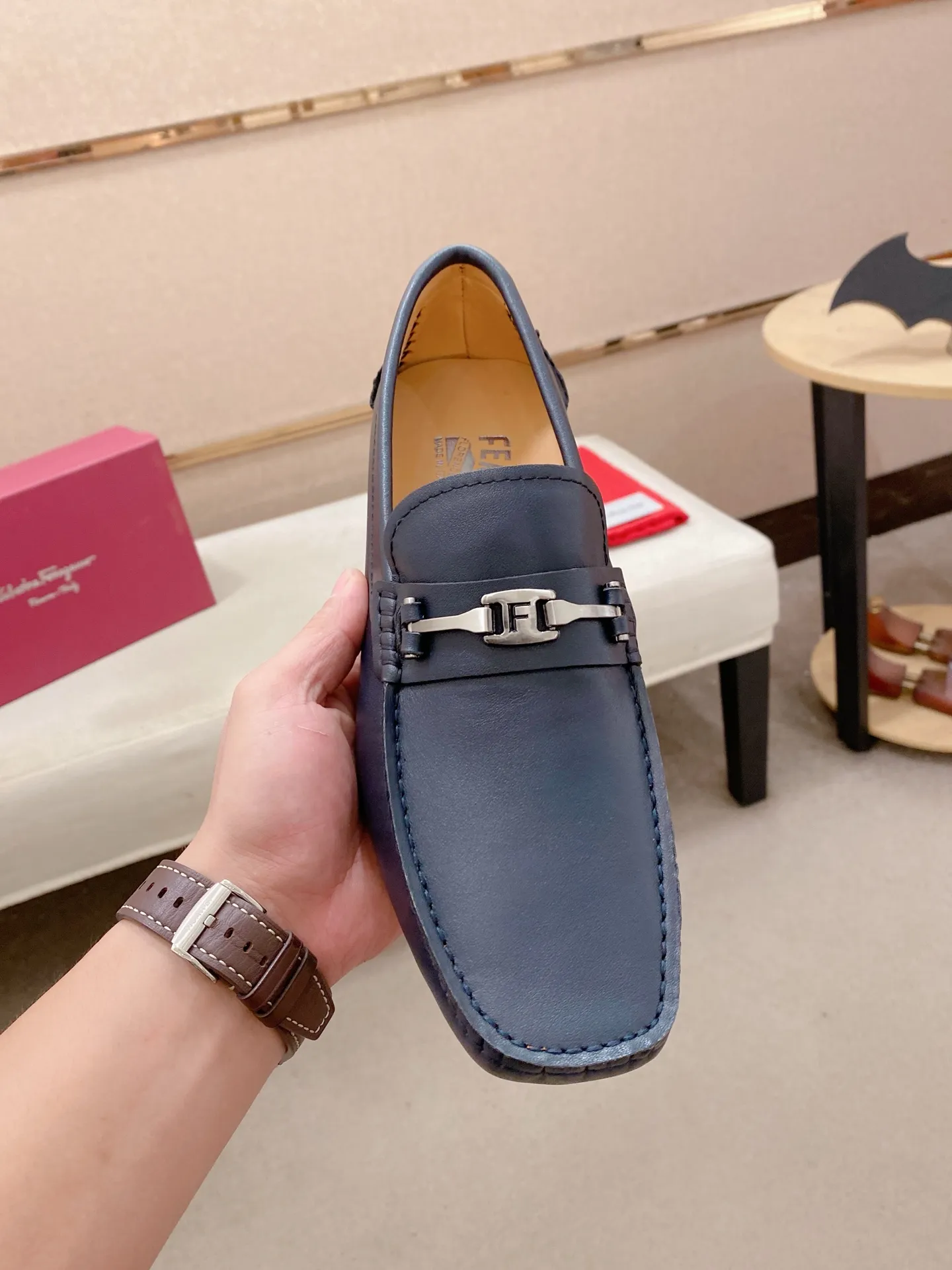 Factory price: 540💰High-end quality! Ferragamo🆕🆕Exclusive hot-selling products in stock🔥🔥New products on the shelves, high-quality Ferragamo men's pea shoes, high-end casual driving shoes, with complete packaging! 💪 💪 Material: imported first-layer cowhide 🐂 + imported high-quality water-dyed cowhide lining + wear-resistant outsole 👍🏻👍🏻 Features: high-end and comfortable, purely handmade 🚀 🚀 Create the perfect shoe that suits you best 🔥 🔥 Size: (38-44) 45 standard size can be customized!